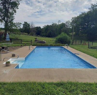 Historical 4-bedroom farmhouse in serene Sharpsburg with AC.