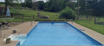 Historical 4-bedroom farmhouse in serene Sharpsburg with AC.