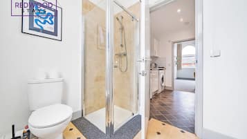 Comfort Apartment, 1 Double Bed, Private Bathroom | Bathroom | Shower, free toiletries, hair dryer, towels