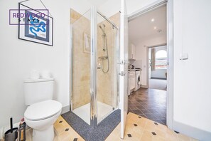 Comfort Apartment, 1 Double Bed, Private Bathroom | Bathroom | Shower, free toiletries, hair dryer, towels - Wesley Chambers By REDWOOD STAYS (Farnborough)