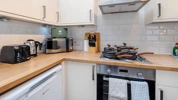 Exclusive Apartment, 1 Double Bed with Sofa bed, Private Bathroom | Private kitchen | Mini-fridge, microwave, oven, stovetop
