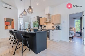 3 bedrooms, iron/ironing board, free WiFi, bed sheets - The Blue Pearl of Portneuf / Private hot tub, Pool, Sauna, Trails, Billiards (Pont-Rouge)