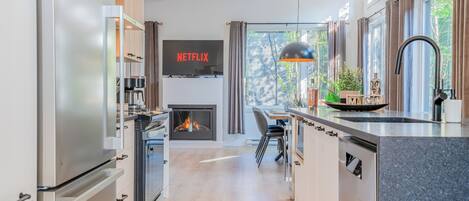 Frigorífico, microondas, horno y placa de cocina