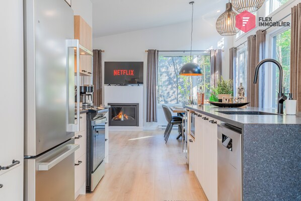 Fridge, microwave, oven, stovetop - The Blue Pearl of Portneuf / Private hot tub, Pool, Sauna, Trails, Billiards (Pont-Rouge)