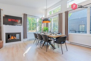 Dining - The Blue Pearl of Portneuf / Private hot tub, Pool, Sauna, Trails, Billiards (Pont-Rouge)