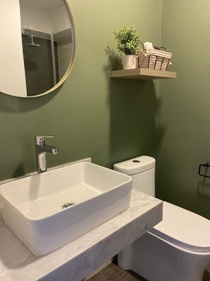 Basic-íbúð | Baðherbergi | Sturta, regnsturtuhaus