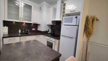 Réfrigérateur, micro-ondes, four, plaque de cuisson