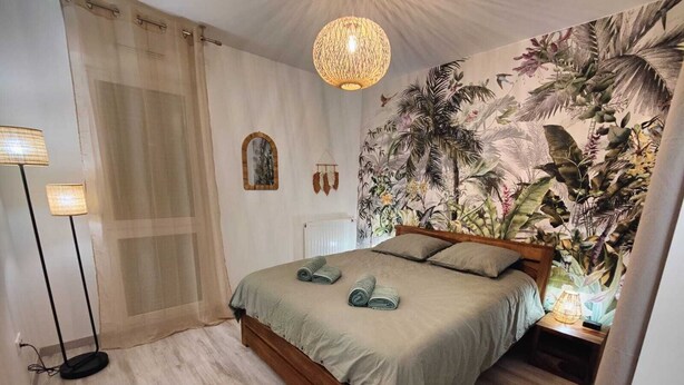 A bedroom with a bed, a floor lamp, a wall mural, and a bedside table. - Quietstay 20' Paris, Connected Home Avec Terrasse (Massy)