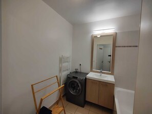 SĂšche-cheveux, serviettes fournies, savon, shampoing
