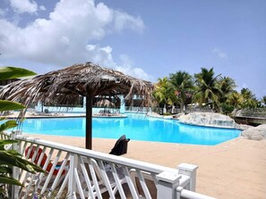 Outdoor pool - Bel Appartement T2 Situé Dans une Résidence Touristique Idéal Pour les Familles (Saint-François)
