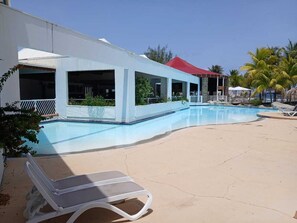 Outdoor pool - Bel Appartement T2 Situé Dans une Résidence Touristique Idéal Pour les Familles (Saint-François)