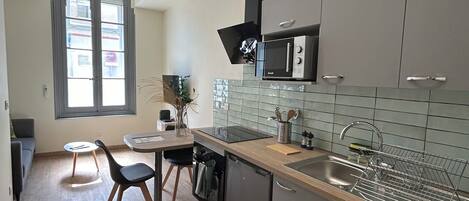 Réfrigérateur, micro-ondes, four, plaque de cuisson