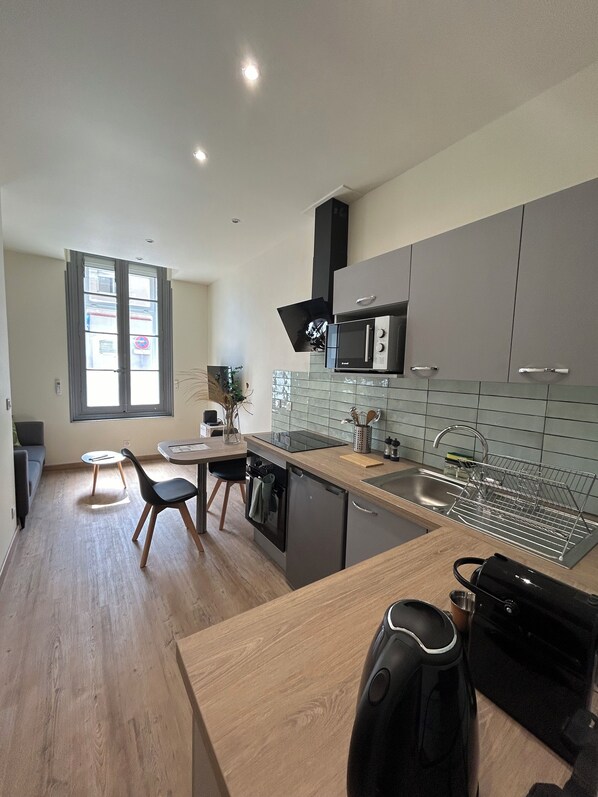 Jääkaappi, mikroaaltouuni, uuni, liesi