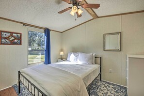 2 bedrooms, iron/ironing board, WiFi, bed sheets - Ralph’s Retreat-Country Living, Perfected (Ocala)