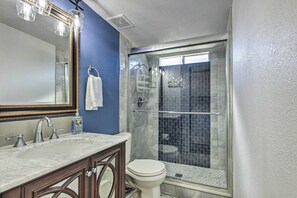 Douche, serviettes fournies, savon, shampoing