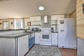 Fridge, microwave, oven, stovetop - Ralph’s Retreat-Country Living, Perfected (Ocala)