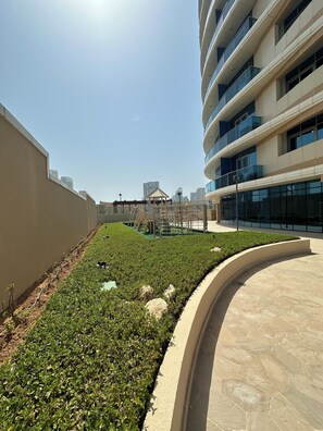 Property grounds - Cozy elegant new furniture studio apartment with AC and WiFi in lovely Abu Dhabi (Abu Dhabi)