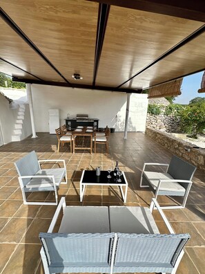 تناول الطعام بالخارج