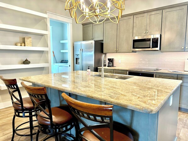 Réfrigérateur, four à micro-ondes, un four, surface de cuisson