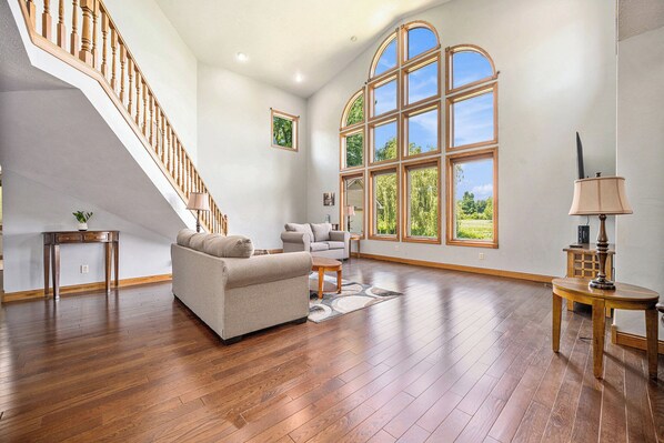 Interior - Charming Waterfront 4-bedroom house with AC and WiFi with Amazing Views! (Battle Creek)