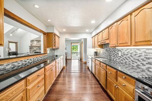 Fridge, microwave, oven, stovetop - Charming Waterfront 4-bedroom house with AC and WiFi with Amazing Views! (Battle Creek)