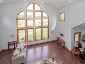 Smart TV, fireplace - Charming Waterfront 4-bedroom house with AC and WiFi with Amazing Views! (Battle Creek)