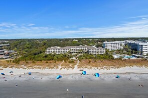 På stranden