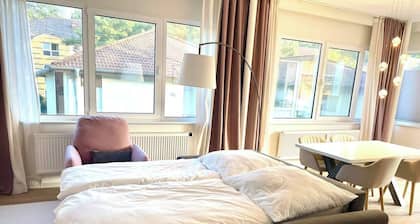 Central oasis of peace with veranda & parking, Zentrale Ruheoase mit Veranda & Parkplatz (