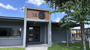 المنشأة من الخارج