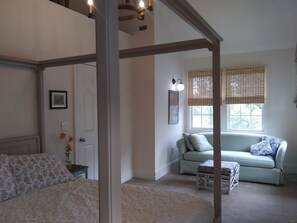 4 bedrooms, iron/ironing board, WiFi, bed sheets - Steps away from Main Street at this centrally located house in Clayton. Ga. (Clayton)