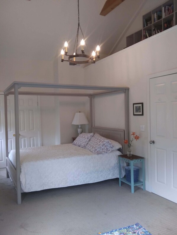 4 bedrooms, iron/ironing board, free WiFi, bed sheets