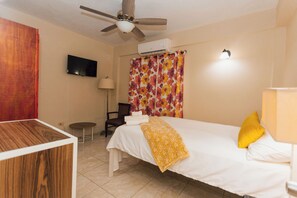 1 habitación, tabla de planchar con plancha, wifi y ropa de cama 