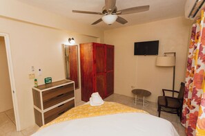 1 habitación, tabla de planchar con plancha, wifi y ropa de cama 