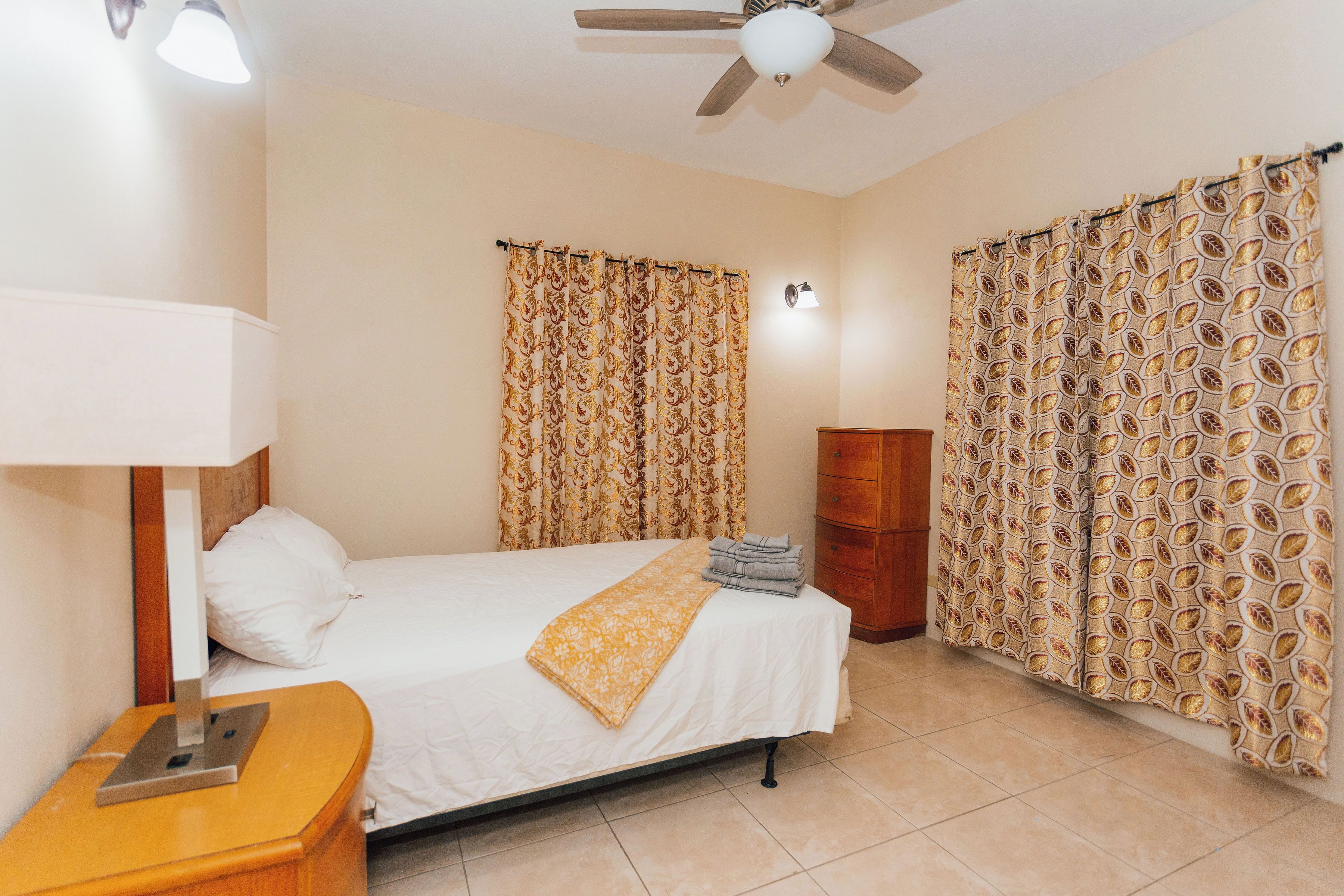 2 عدّة غرف نوم ومكواة/لوح كي وواي فاي وملاءات أسرّة