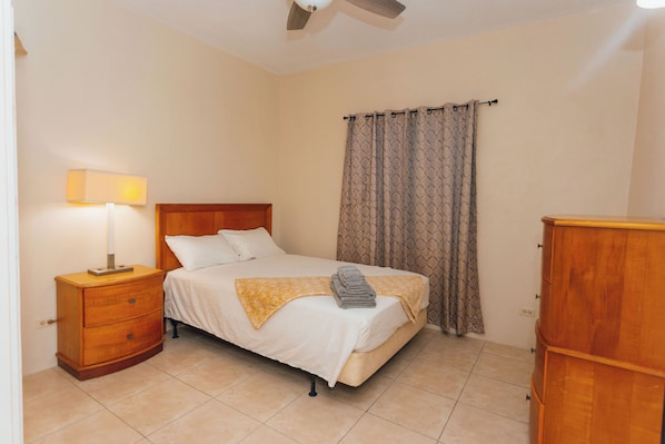 2 quartos, ferros/tábuas de passar roupa, Wi-Fi, roupa de cama