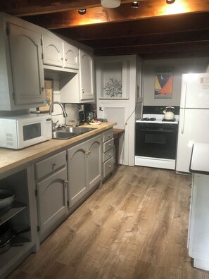 Køleskab, mikrobølgeovn, ovn, kogeplade