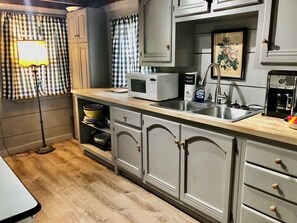 Kjøleskap, mikrobølgeovn, ovn og kokeplater