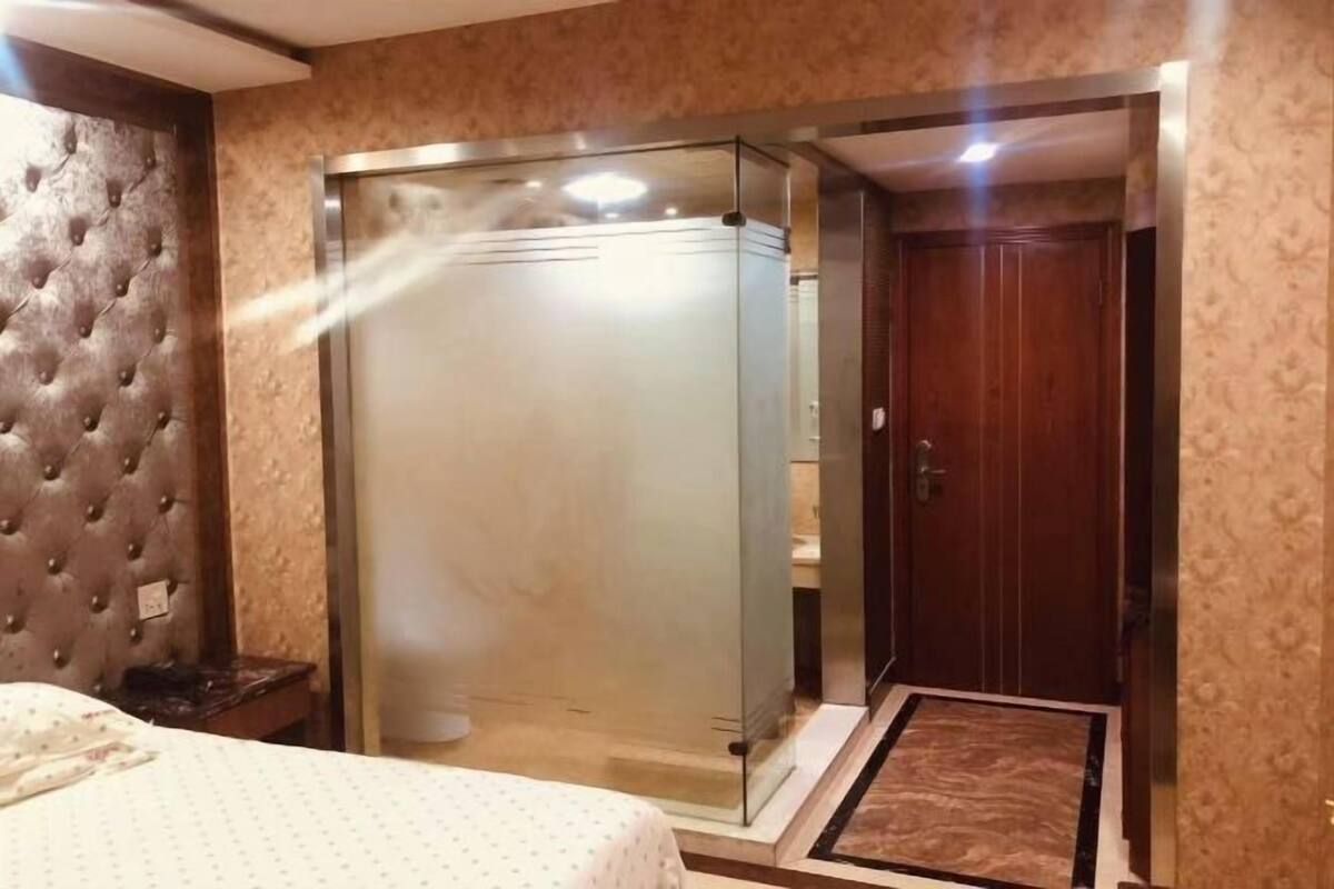 Un dormitorio con cama, armario y puerta.