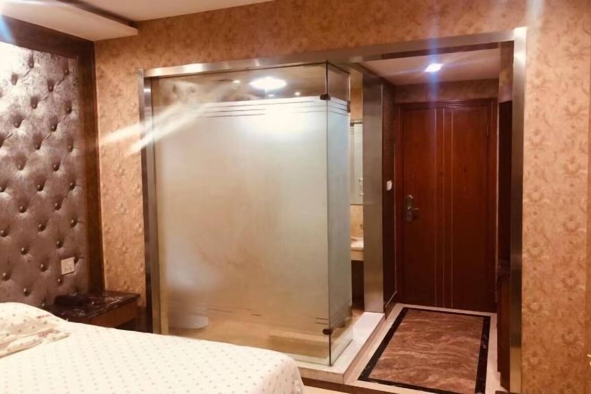 Un dormitorio con cama, armario y puerta.