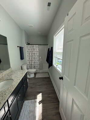 Shower, hair dryer, towels, soap - New House on Lake Martin – Peaceful Creekside-Pet Friendly-Fishing-Auburn (Jacksons' Gap)