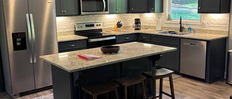 Kylskåp, mikrovågsugn, ugn och spishäll