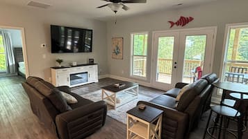 Smart TV, fireplace, ping pong