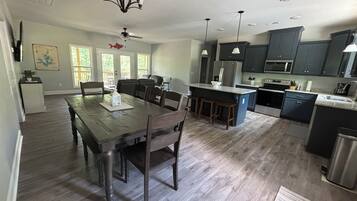 Køleskab, mikrobølgeovn, ovn, kogeplade