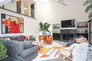 Una televisión, una oficina