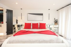 3 chambres, fer et planche à repasser, Wi-Fi, draps fournis