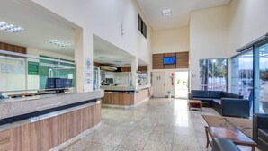 Egy tágas előtér, amelyben található egy recepciós pult, egy ülősarok és egy nagy ablak, melyből kilátás nyílik a szabadba.