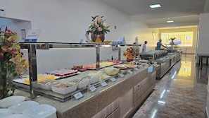 Café da manhã com buffet grátis todos os dias