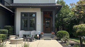 A modern two-story house with a front porch, a mailbox, and a well-maintained garden. - Great Location!  Charming 3-bedroom townhome in brilliant Nashville w/ AC, WiFi (Nashville)