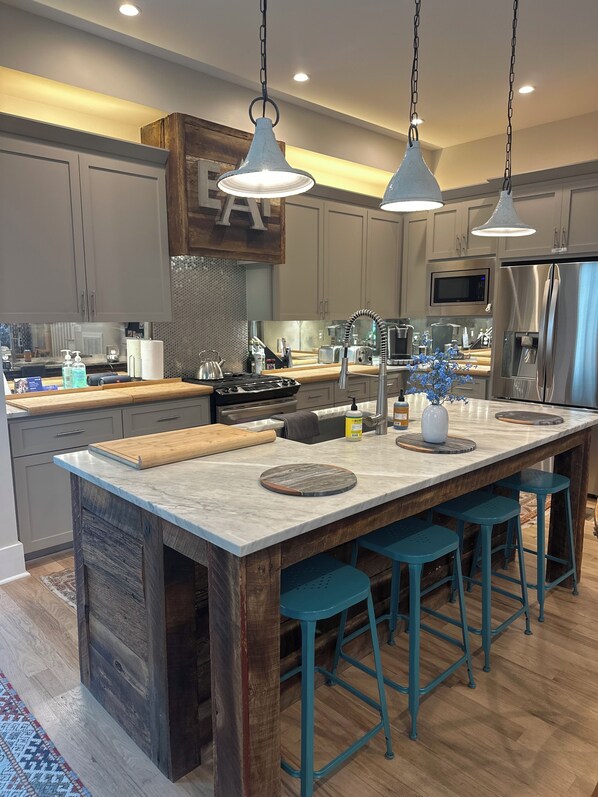 Frigorifero, microonde, forno, piano cottura