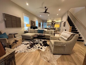 Smart TV, lettore DVD, libri, biblioteca musicale